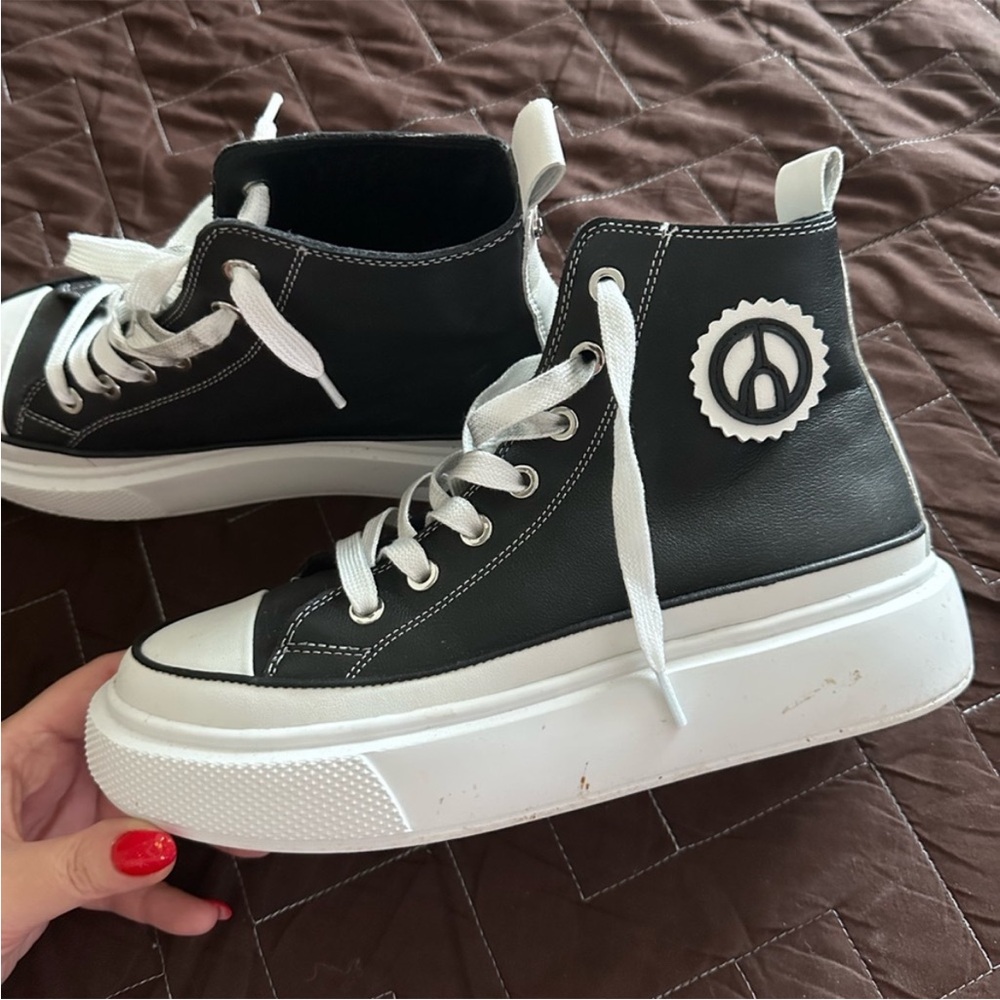 The Wishbone Collection leather Sneakers, size 7.5